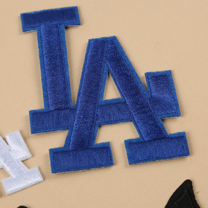 Écussons brodés 3D haute définition personnalisables en chenille écologique pour casquettes, avec logo d'équipe bleu et blanc, motifs sportifs et cœurs - Product Image 3