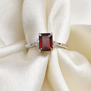 Bague de fiançailles pour femme en argent sterling de luxe avec trois pierres de grenat naturel, sertie à griffes, certifiée par un tiers, pierre précieuse faite à la main - Product Image 1