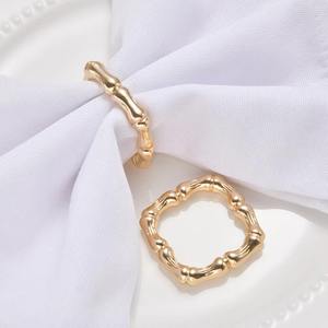 Les anneaux de serviette en métal s'assortissent parfaitement aux autres éléments de table métalliques tels que les couverts, les sous-plats ou les chandeliers. - Product Image 1