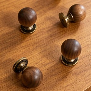 Bouton de meuble rond en bois de noyer, style vintage, poignée de tiroir ronde, bouton de porte en bois fait main, élégant, classique, marron, poignée de meuble - Product Image 5