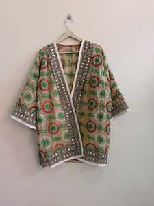 Chaqueta Kimono de Chifón Acolchada con Bordado Floral Suzani Hecho a Mano en India, Cuello en V, Hombros Caídos, Manga Larga, para Vacaciones de Verano - Product Image 3