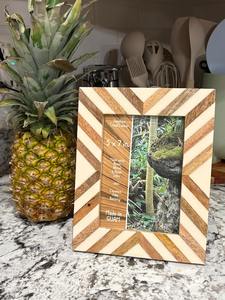 กรอบรูปฝังกระดูกสีดำและสีขาว ดีไซน์สำหรับวางบนโต๊ะ - Product Image 1