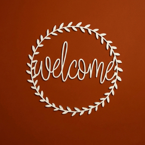 Encantadora Letrero de Bienvenida Blanco con Escritura Cursiva Dentro de un Marco de Corona de Hojas, Arte de Pared Moderno y Minimalista para Decoración del Hogar - Product Image 1