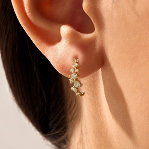 Boucles d'oreilles créoles en or rose avec grappe florale de diamants de laboratoire - Product Image 2