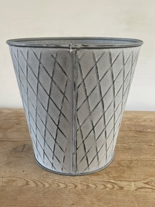 Jardinière en métal galvanisé à motif diamant, pot à fleurs rustique embossé pour la décoration intérieure et l'aménagement extérieur du jardin - Product Image 3