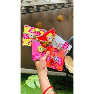Bolsitas de monedas tradicionales indias para bodas, con múltiples diseños Lehriya Gotta Patti, para regalos de pooja y recuerdos de fiestas indias. - Product Image 1