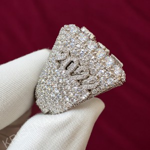 Bague de mariage et de sport personnalisée en diamant de laboratoire VVS, cadeau de luxe unisexe plaqué or, taille coussin, style hip-hop - Product Image 4