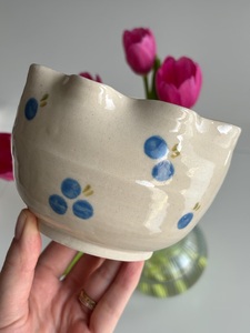 Tazón Artesanal de Cerámica con Borde Ondulado y Motivo de Bayas Pintado a Mano, Acabado Brillante para una Decoración Elegante de Cocina y Comedor - Product Image 4