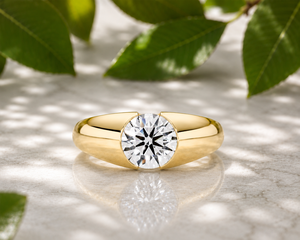 Anillo de compromiso y boda moderno con diamante solitario redondo cultivado en laboratorio, engastado en bisel, de oro amarillo de 14K, personalizado, OEM, al por mayor - Product Image 1