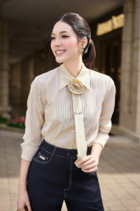 เสื้อเชิ้ตผู้หญิงลายทางสีเหลืองสุดหรู พร้อมเนคไทถอดได้ ประดับดอกไม้ แขนยาว ทรงเข้ารูป ผ้าคอตตอนผสม สีม่วง - Product Image 4