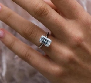 Elegante Anillo Solitario de Circonita Cúbica con Corte Esmeralda y Halo Oculto, Joyería de Compromiso Apilable para Mujer, Propuesta para Dama de Honor - Product Image 1