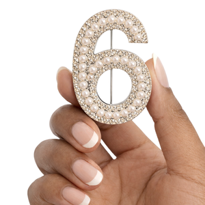 Broche Perle N°5 pour Femme – Élégante Épingle Numérique en Perles et Strass – Bijou Tendance, Cadeau et Accessoire de Mode - Product Image 3