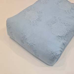 Tissu brodé de qualité supérieure conçu pour la mode moderne et les collections de vêtements élégants. Ce tissu présente de belles qualités. - Product Image 2