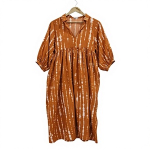 Robe midi rose à imprimé floral tie-dye faite à la main |   Robe bohème 100% coton faite à la main à taille naturelle pour femmes - Product Image 1