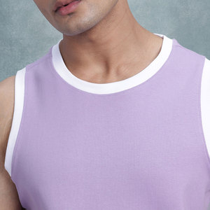 Camiseta sin mangas de punto para hombre, color lavanda, cuello redondo, ribete en contraste, corte regular, color liso. - Product Image 6