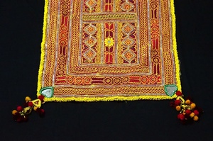 Tapisserie rectangulaire Lambani Tribal Patchwork, design industriel, autocollant mural, décoration bohème, art textile, pompons, motifs floraux - Product Image 6