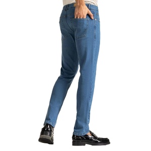 Jeans en denim délavé respirant et résistant pour homme, fabriqué au Pakistan, garantissant une matière durable et un confort optimal. - Product Image 3