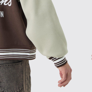 Chaqueta Varsity Estilo Racing para Hombre – Diseño de Parches Inspirado en la Motociclismo con Ribetes a Cuadros, Hombros Acolchados - Product Image 4