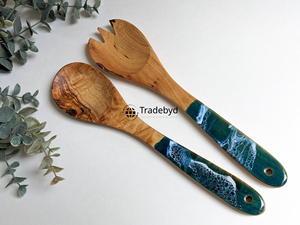 Cuillère en résine artisanale haut de gamme - Cuillère élégante pour servir et pour desserts, écologique et compatible lave-vaisselle pour cuisines modernes par Tradebyd - Product Image 3