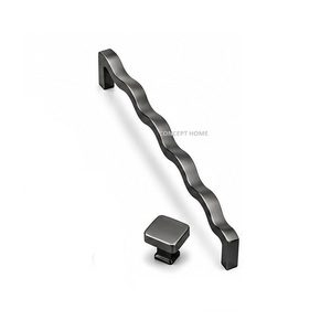 Juego de Tiradores y Perillas de Latón Minimalistas de Alta Calidad para Muebles de Cocina, Fácil Instalación, de Concept Home - Product Image 4
