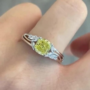 Anillo de compromiso de oro blanco de 14K con diamante amarillo de corte cojín de 3 quilates, diseño de lujo, joyería fina con tallo dividido único. - Product Image 5