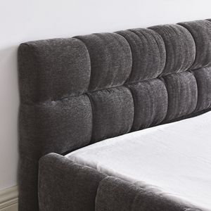 Letto matrimoniale imbottito con testiera in tessuto ciniglia spesso e piattaforma in legno massello - Product Image 4