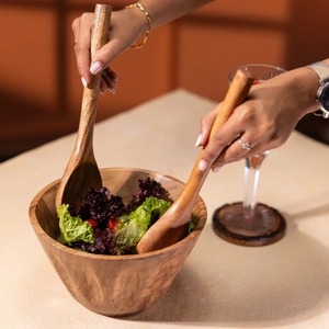 Bol à salade en bois d'acacia fait main avec cuillères de service, finition naturelle, design contemporain, résistant à la chaleur, jetable pour une utilisation en cuisine - Product Image 1
