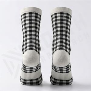 Chaussettes de sport pour jeunes en tricot uni, écologiques, respirantes, mélange de nylon et de coton, confortables, durables, athlétiques, couleur personnalisée, pour la salle de sport - Product Image 2