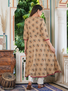 ชุดอานาร์กาลีคุร์ตาผ้าฝ้ายสีเบจพิมพ์ลายดอกไม้สำหรับผู้หญิง แขนสามส่วน ชุดฤดูร้อนสไตล์ชาติพันธุ์ แห้งเร็ว ผลิตจากวัสดุรีไซเคิล - Product Image 4