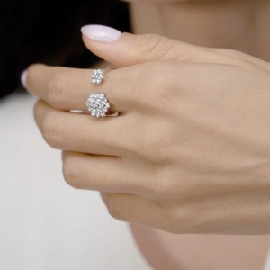 Bague ouverte à double grappe florale en or blanc 9K avec diamant de laboratoire taille ronde 1,25 carat pour femme, bijoux fins personnalisés - Product Image 4
