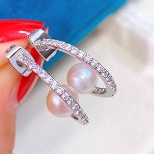 Pendientes de Perlas de Agua Dulce de Estilo Europeo y Americano de la Marca Zhuji Natural, Letra C, Joyería Popular en el Mismo Estilo - Product Image 1