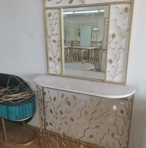 Table console incurvée avec plateau en marbre blanc et structure en feuilles d'or, disponible à prix de gros. - Product Image 1