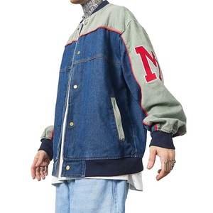 Chaqueta Varsity de Mezclilla con Parches Personalizada para Hombre, Diseño Color Block con Letras en las Mangas, Cuello Alto, Estilo Urbano Hip Hop - Product Image 4