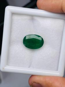 Esmeralda Natural de Zambia, Corte Ovalado, 8.10 Quilates, Calidad AAA, Certificación IGI, Brillo Excelente, Color Verde Agradable, Corte Perfecto, Precio Económico - Product Image 3