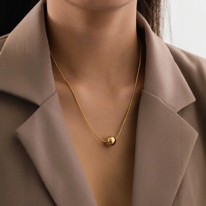 Collar con colgante redondo para mujer en acero inoxidable 304 con acabado chapado en oro real de 18 quilates. - Product Image 1