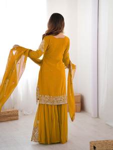 ชุดเดรสชาราร่าดีไซน์เนอร์สำหรับผู้หญิง ผ้าจอร์เจตต์เทียม ชุดคุรตะชาราร่าพร้อมผ้าคลุมไหล่ ขายส่งเสื้อผ้าชาติพันธุ์ - Product Image 2