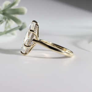 Anillo de compromiso de lujo de oro amarillo con diamante de laboratorio talla marquesa, halo oculto redondo bajo la galería, joyería de boda solitaria - Product Image 4
