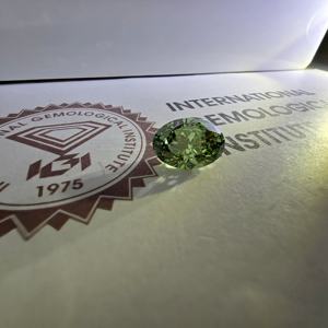 Diamant de laboratoire certifié IGI, 3,5 carats, taille ovale brillante, vert vif fantaisie, VS1, diamant non monté - Product Image 5