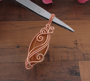 จี้ห้อยคอทำมือจากหินซันสโตนธรรมชาติ หุ้มด้วยลวดเงินแท้ชุบแพลตตินัม สไตล์วินเทจ สำหรับทุกเพศ สร้อยคอหินดิบทรงไม่สมมาตร - Product Image 3