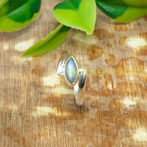 Anillo de Labradorita Azul Natural para Mujeres y Hombres |   Anillo de Labradorita con Forma de Marquesa y Bisel de Plata de Ley Hecho a Mano - Product Image 5
