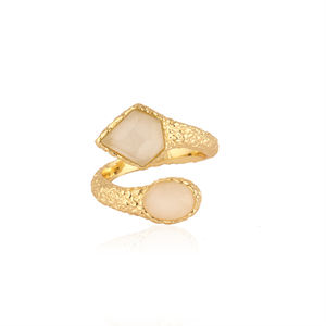 Bague ajustable ouverte en calcédoine blanche, plaquée or 18 carats, en laiton sculpté, design statement. - Product Image 1