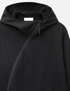 Sudadera con Capucha Negra para Hombre, Cierre Diagonal, Corte Regular, 100% Poliéster, Estilo Minimalista, Deportiva, para Otoño - Product Image 5