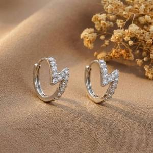Impresionantes pendientes de aro con diseño de rayo, elaborados en plata de ley con piedras cultivadas en laboratorio y detalles geométricos para mujeres modernas. - Product Image 6