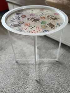 โต๊ะข้างเรซิ่นคาสิโนรอยัล ตกแต่งด้วยไพ่และชิปโป๊กเกอร์ - Product Image 4