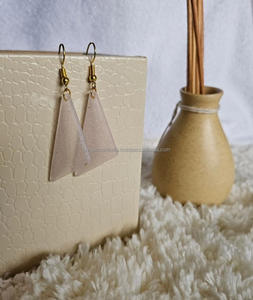 Boucles d'oreilles modernes en résine chic et simple pour femmes Accessoire de mode pour Thanksgiving Modèle fait main Cadeau artisanal en résine - Product Image 1