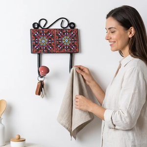 Gancho de pared de cerámica con diseño floral, 2 ganchos, estilo vintage, perchero hecho a mano, diseño en rojo, azul y amarillo - Product Image 3