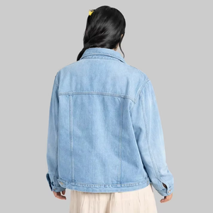 Veste en jean classique bleu clair pour femme, coupe régulière, boutonnée, poches poitrine, style décontracté, fabrication OEM, vente en gros, directement de l'usine - Product Image 6