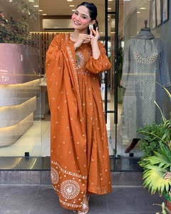Pantalon ample en coton imprimé de créateur avec broderie florale, dupatta, tenue décontractée traditionnelle indienne pour fête, séchage rapide - Product Image 1