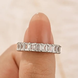 Anillo de Compromiso Clásico de 3.5 Quilates con Corte Esmeralda de Moissanita 925 para Mujer, Anillo de Plata de Ley Chapado en Oro en Oferta - Product Image 2
