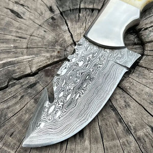 Cuchillo de Caza de Acero de Damasco Premium con Estructura de Espiga Completa y Agarre Cómodo para Actividades al Aire Libre y Uso de Supervivencia - Product Image 4